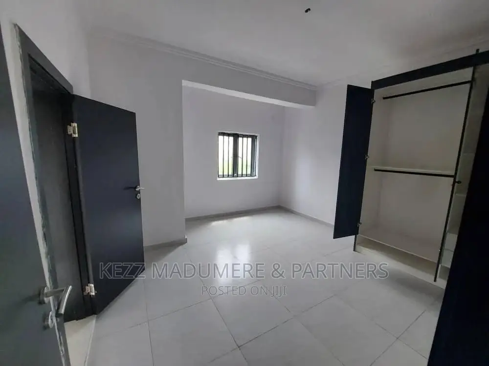 3bdrm Apartment in Osapa, Off Mobil Rd, for sale