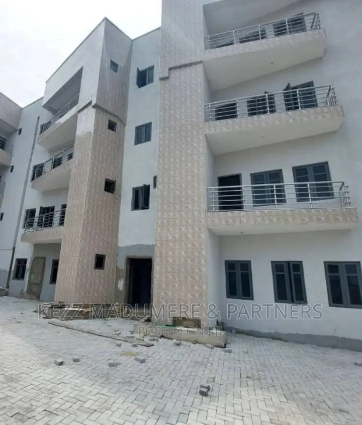 3bdrm Apartment in Osapa, Off Mobil Rd, for sale