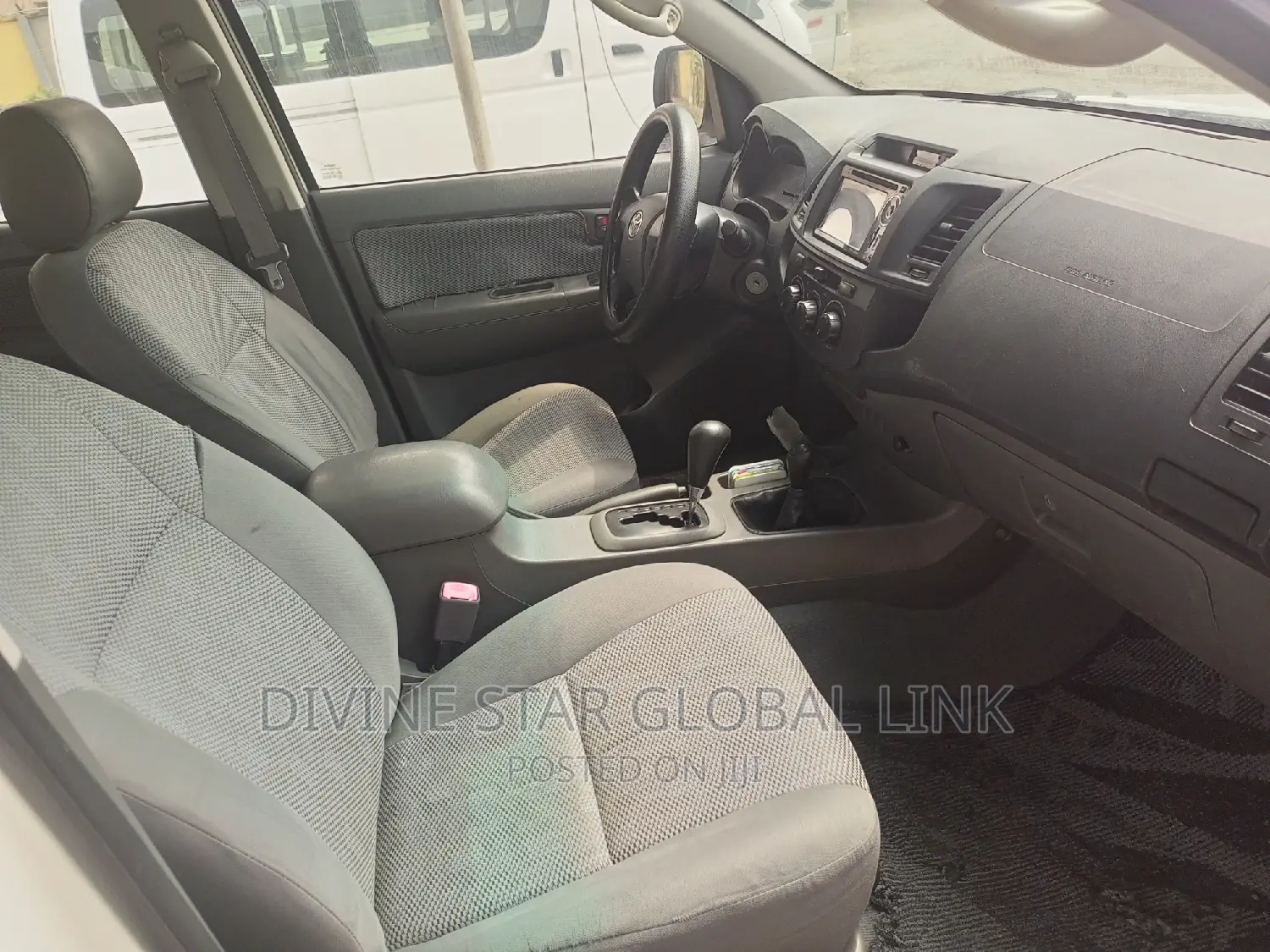 Toyota Hilux WORKMATE 2015 White