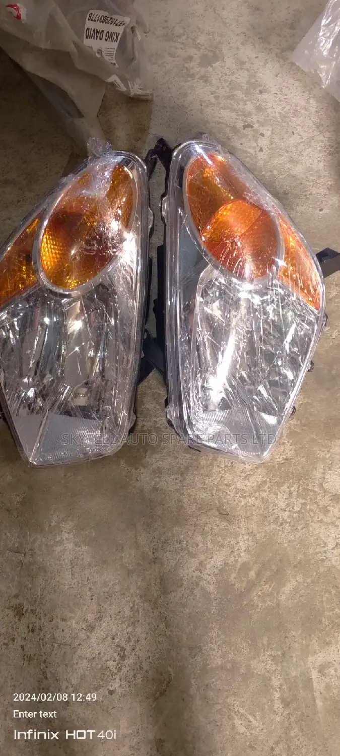 Complete Set of Rav 4 2005 Head Light