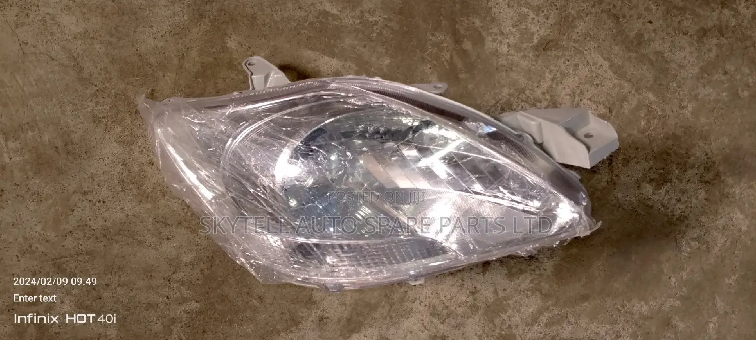 Complete Set of Head Lamp for Toyota Yaris 2008