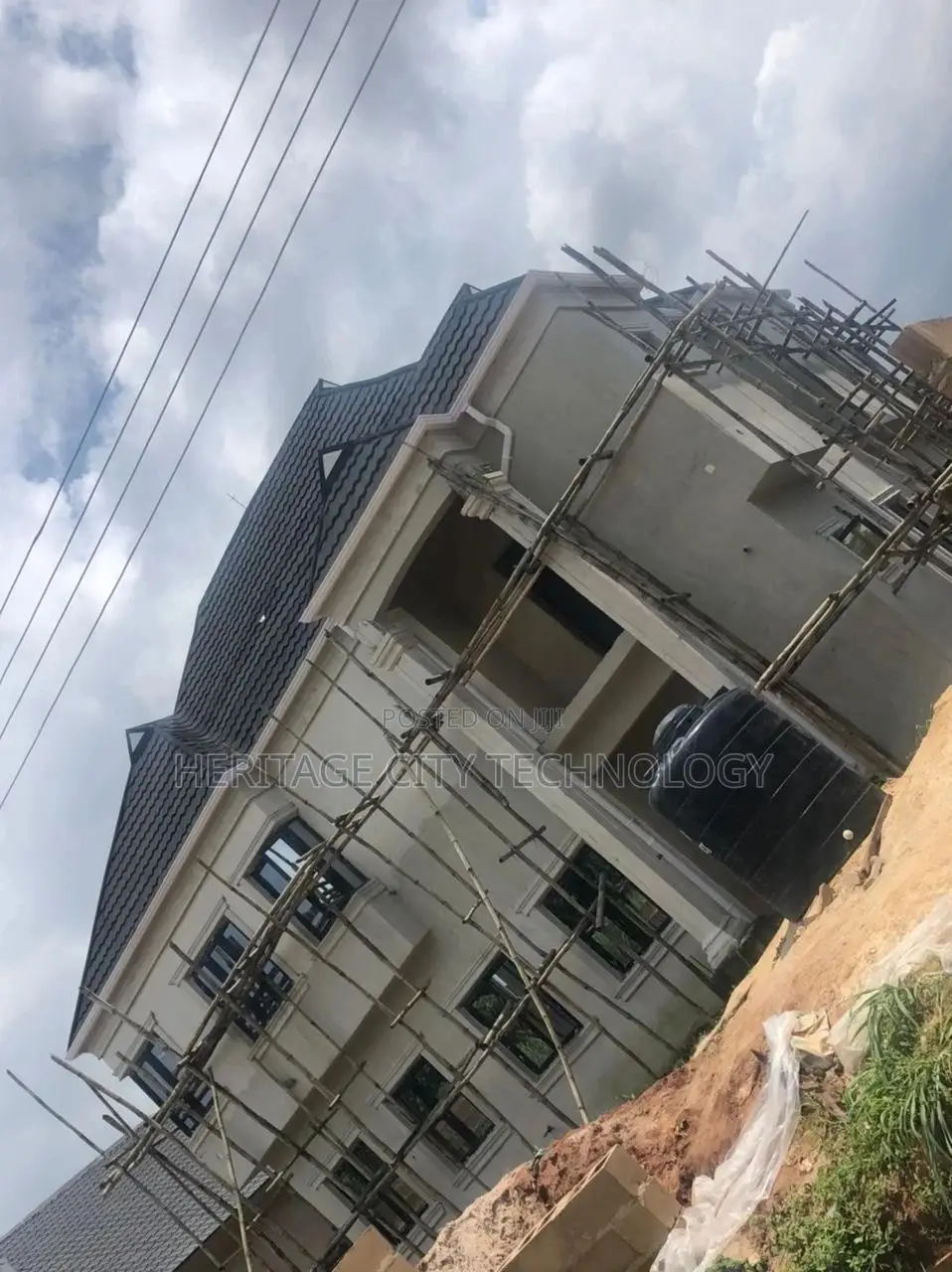 Bond Design With White Gutter Connectors