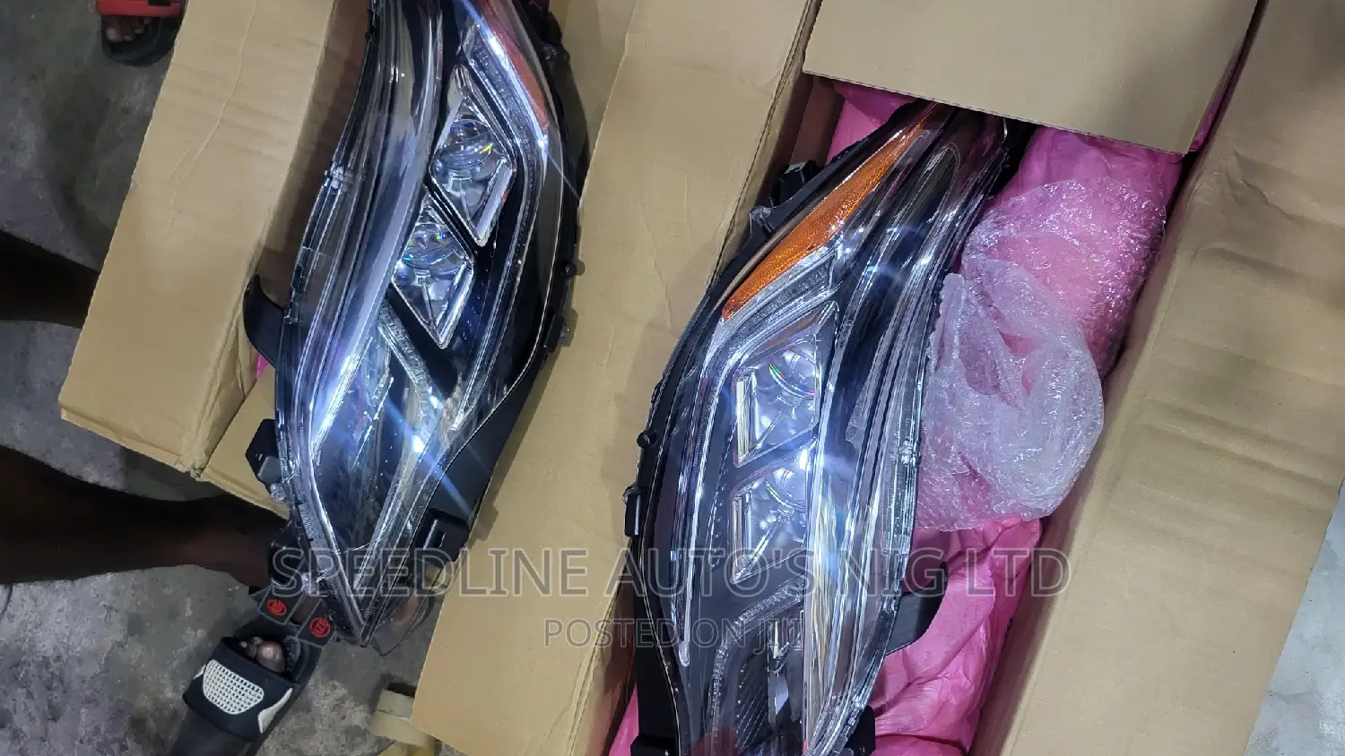 Complete Set of Head Lamp Toyota Avalon 2018/2019 Original