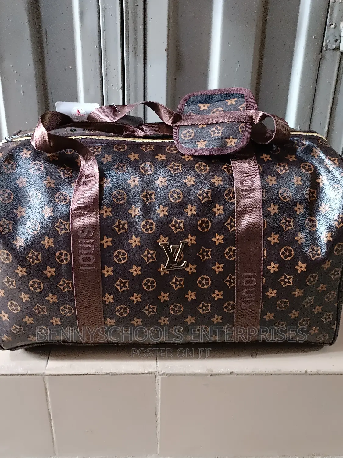 Medium Luis Vuitton Leather Travelling Luggage Duffle Bag