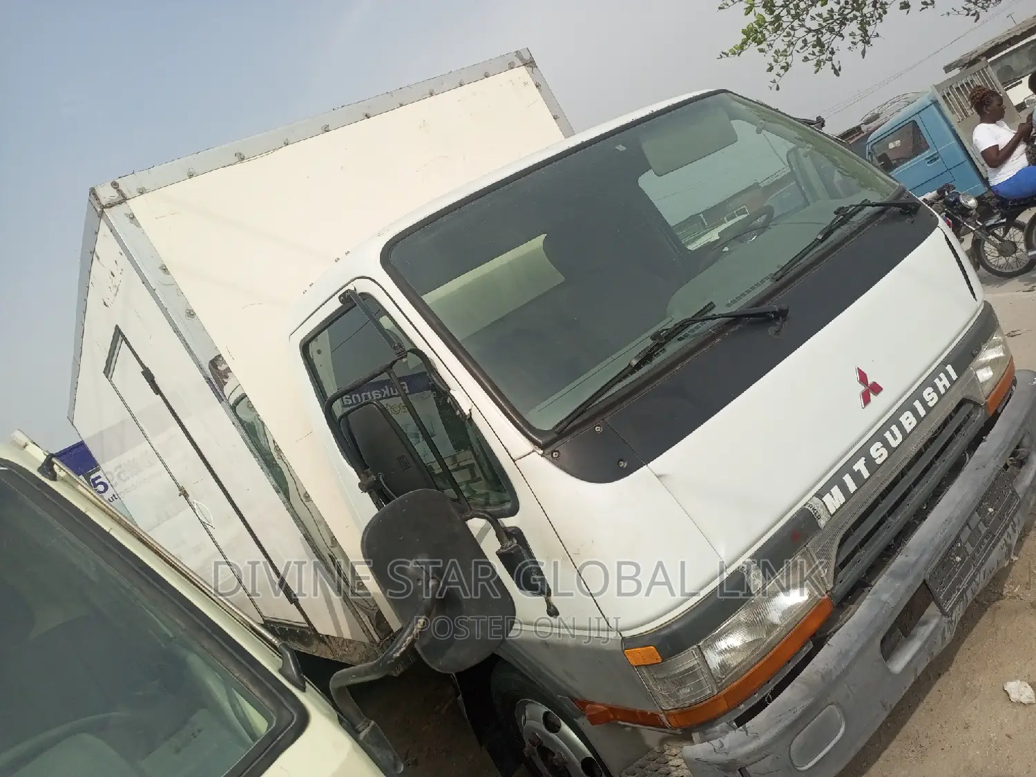 Mitsubishi Canter 2000 Yellow