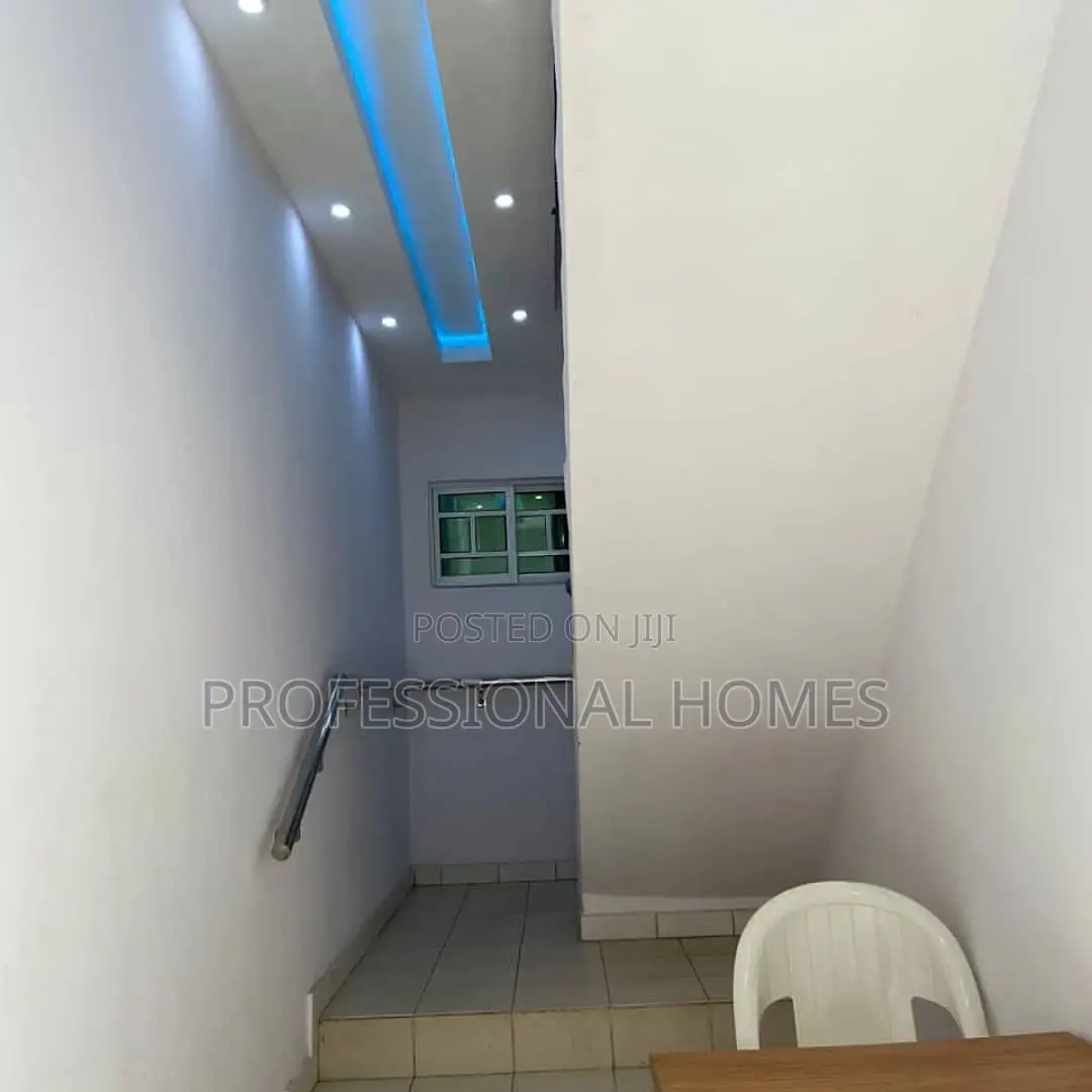 Stylish 3 Bedroom Shortlet Apartment 10mins to Airport Ajao Estate