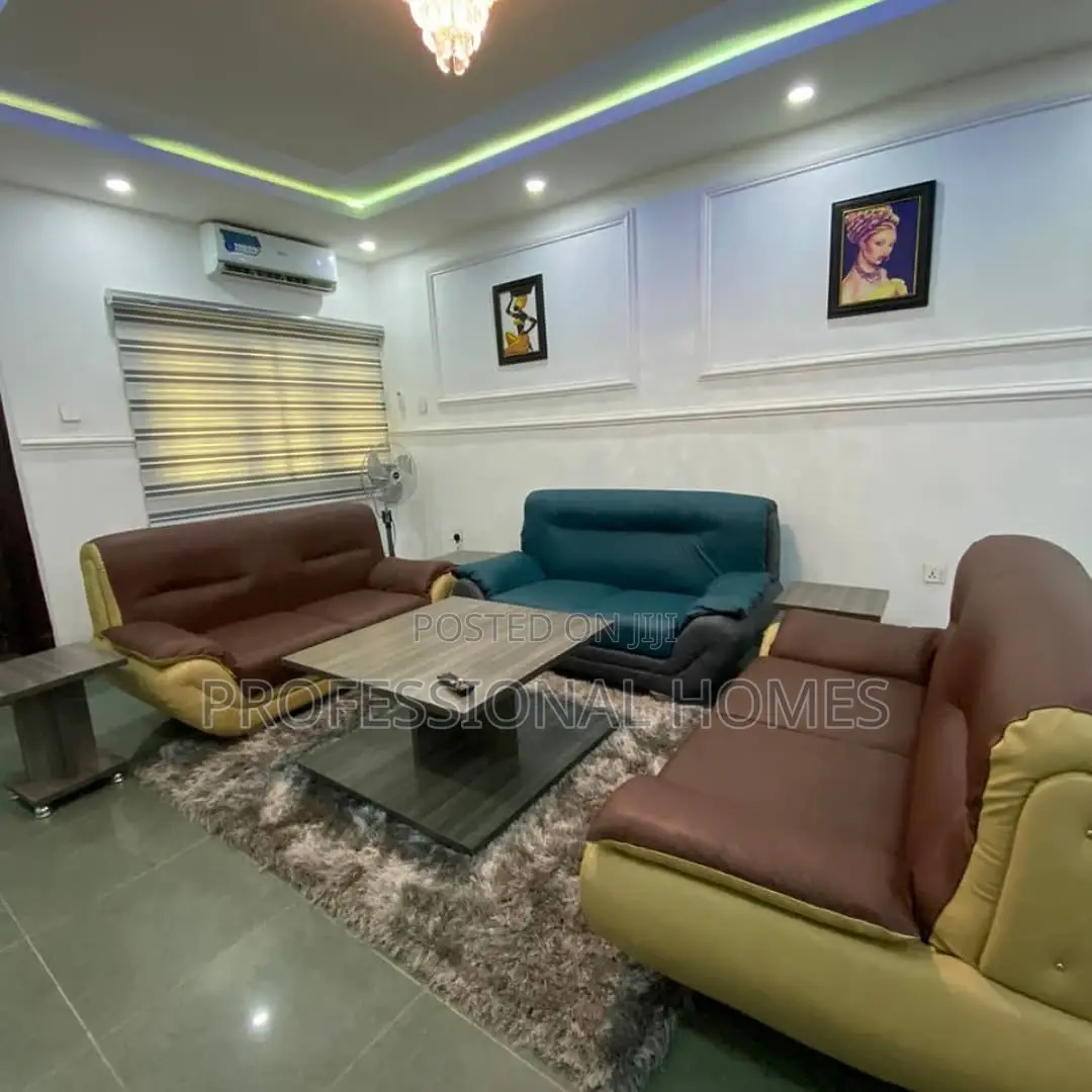Stylish 3 Bedroom Shortlet Apartment 10mins to Airport Ajao Estate
