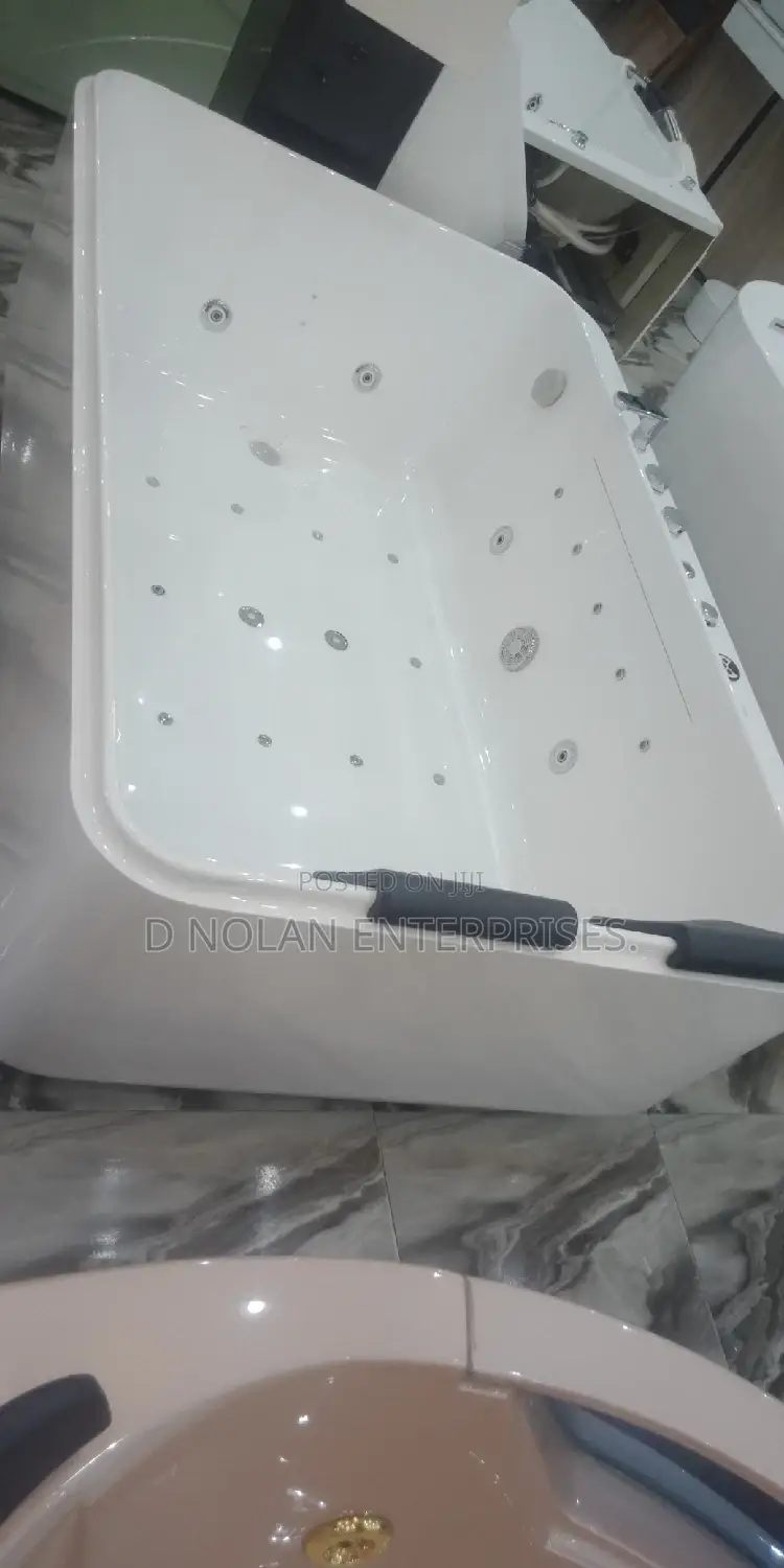 Double Jacuzzi for Master Toilet