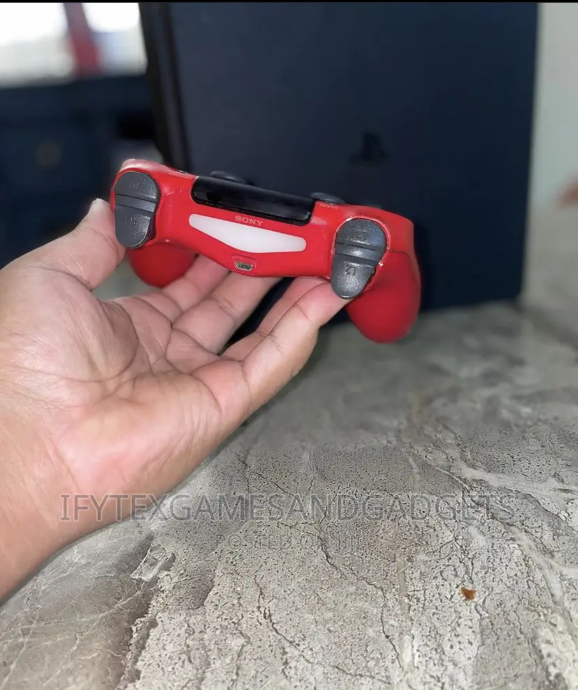 Playstation 4 Slim With One Pad