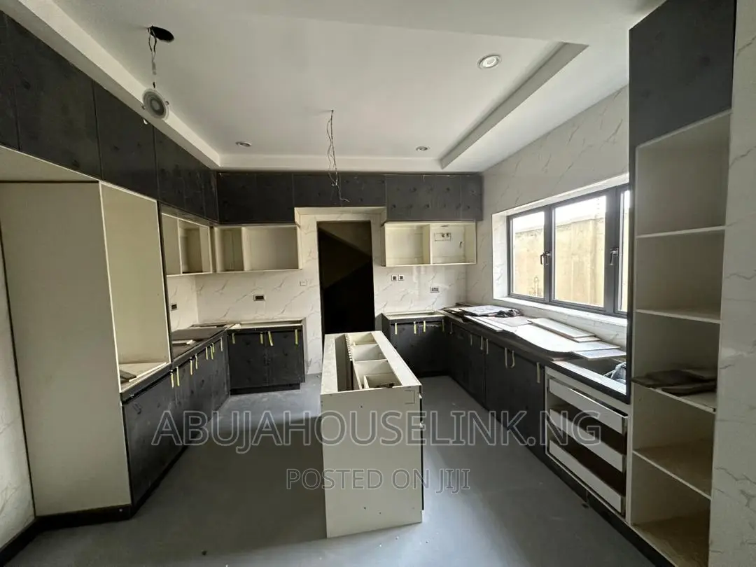 5bdrm Duplex in Guzape Main Abuja for sale
