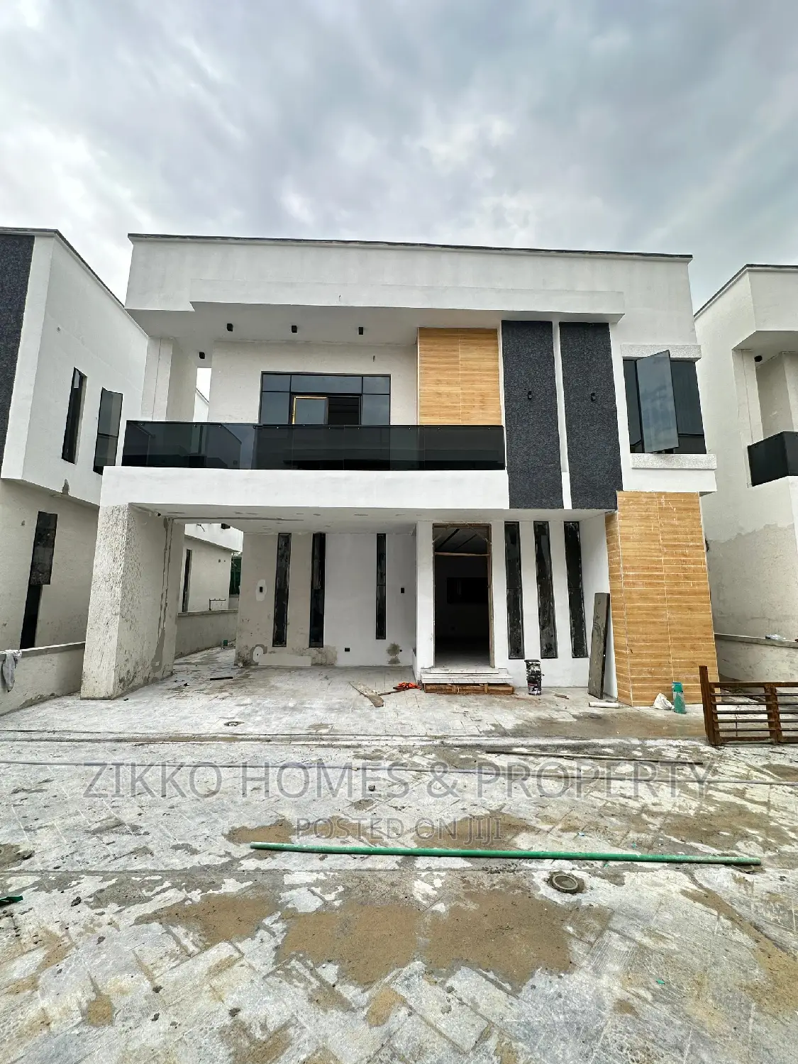 5bdrm Duplex in Chevron Drive for sale