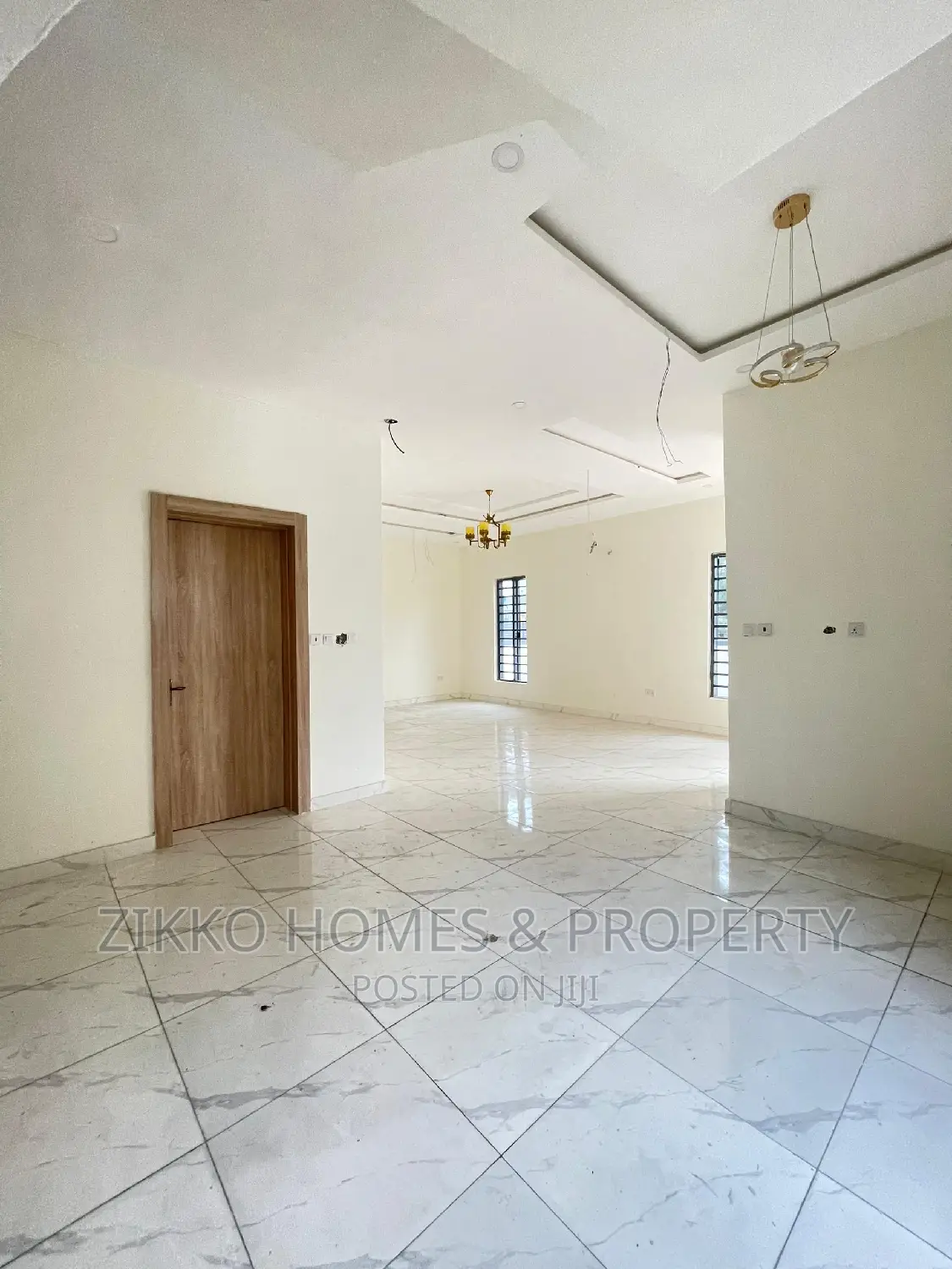 5bdrm Duplex in Chevron Drive for sale