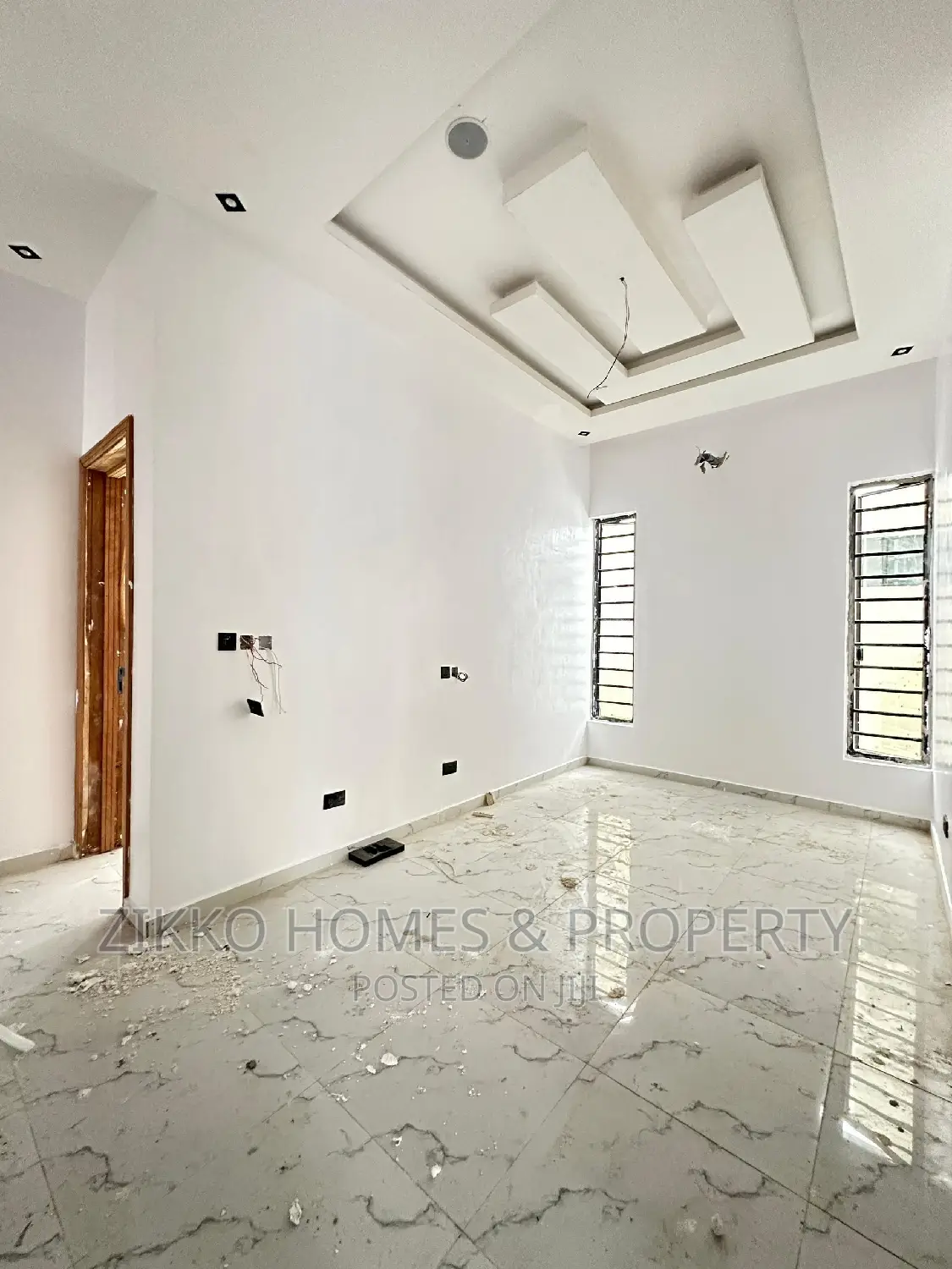 5bdrm Duplex in Chevron Drive for sale