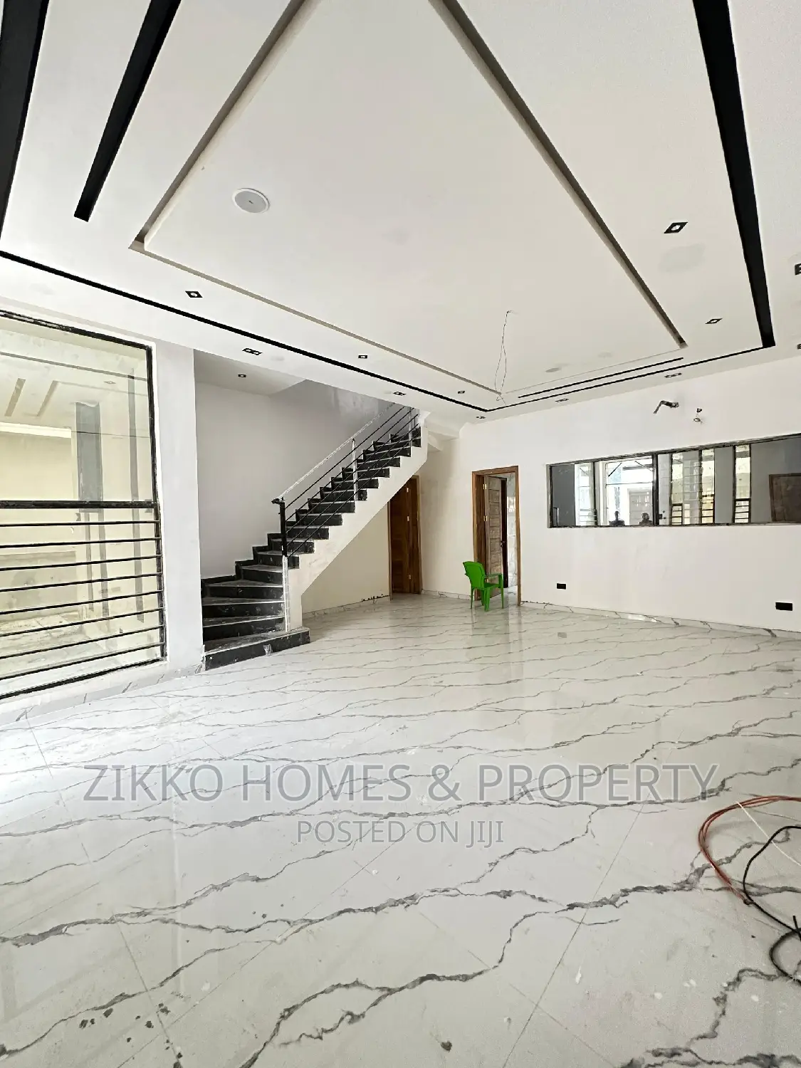 5bdrm Duplex in Chevron Drive for sale