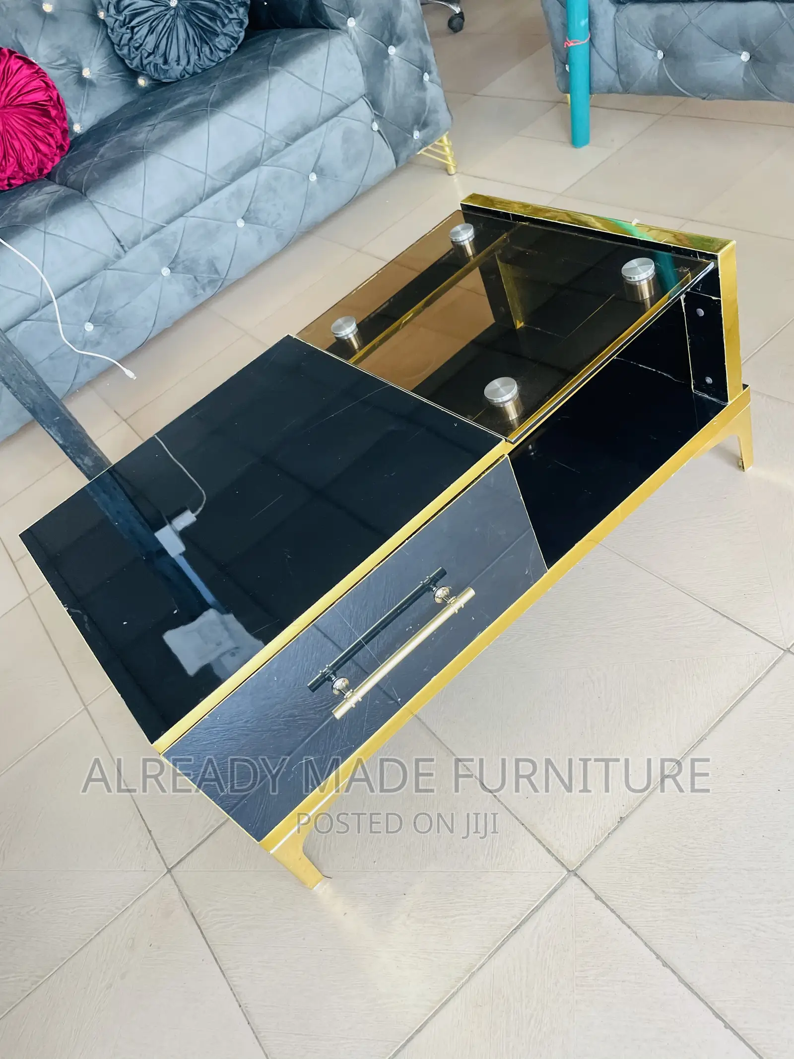 Glussy Center Table