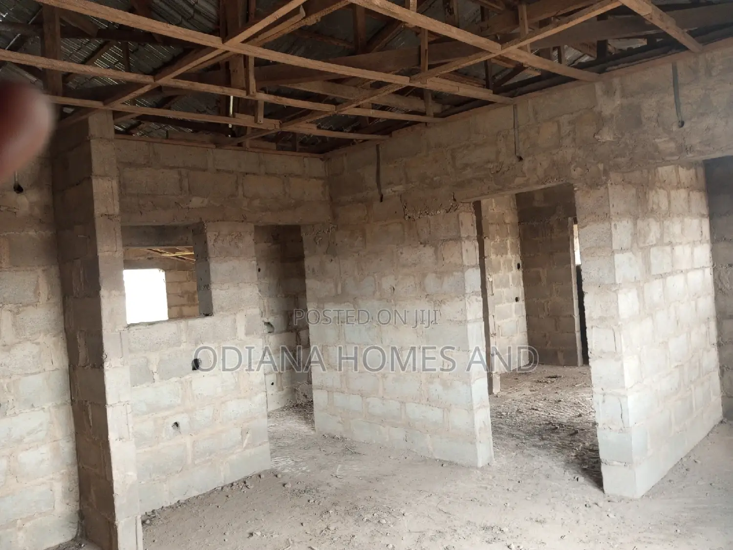 8bdrm Duplex in New Airport Road, for sale