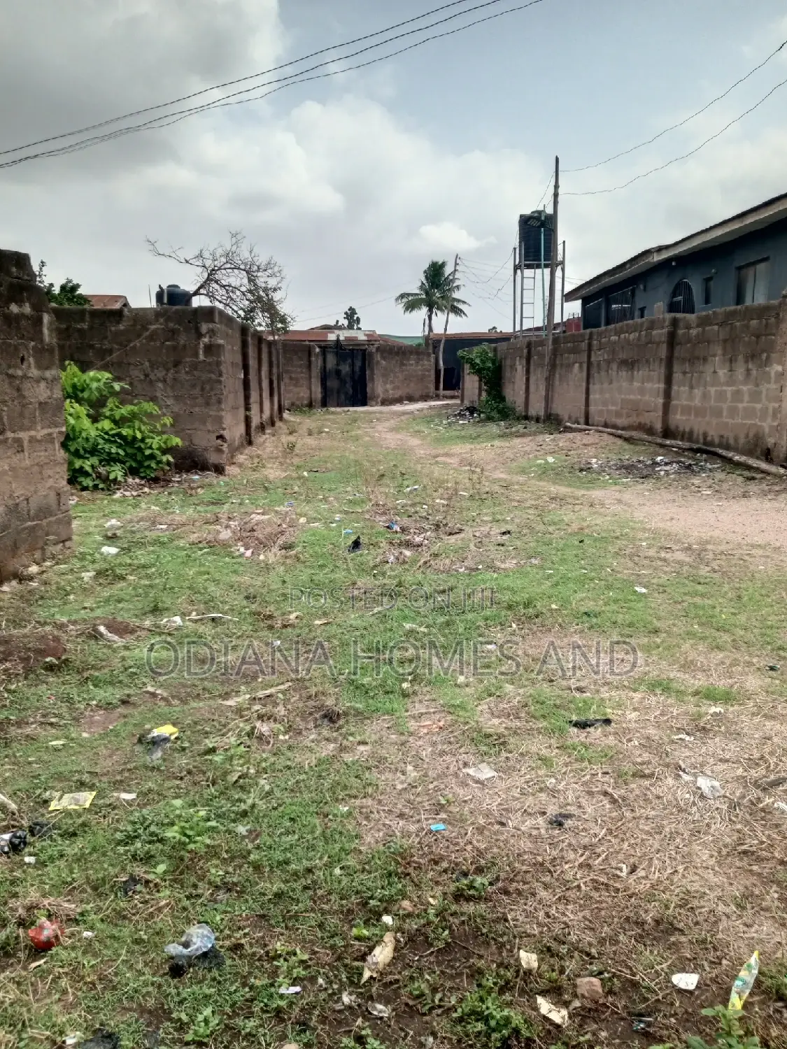 8bdrm Duplex in New Airport Road, for sale
