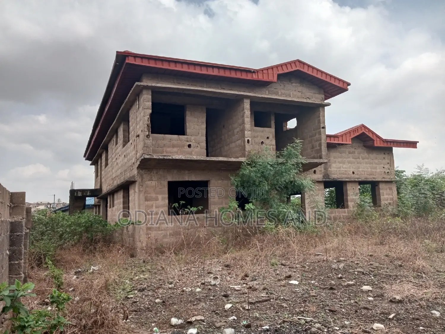 8bdrm Duplex in New Airport Road, for sale