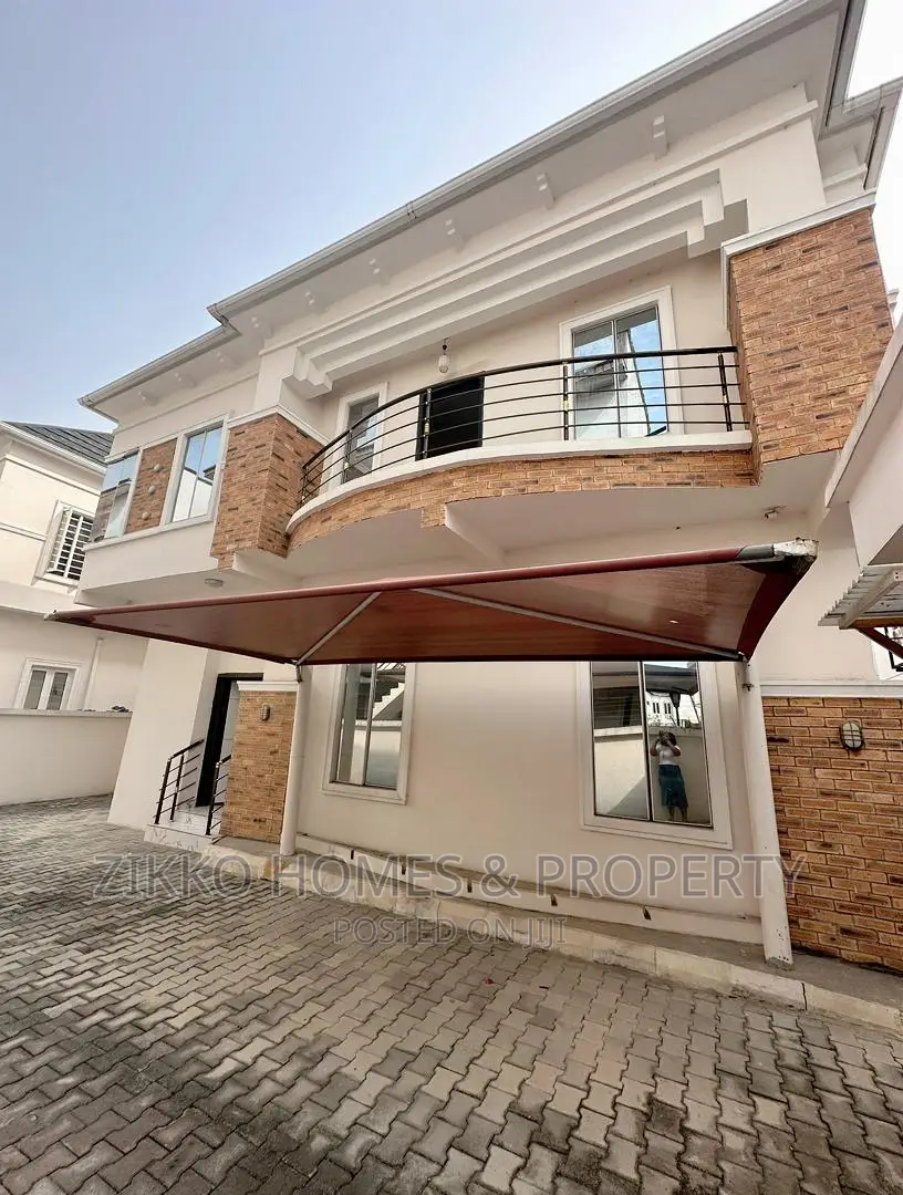 6bdrm Duplex in Orchid Road, Chevron for sale