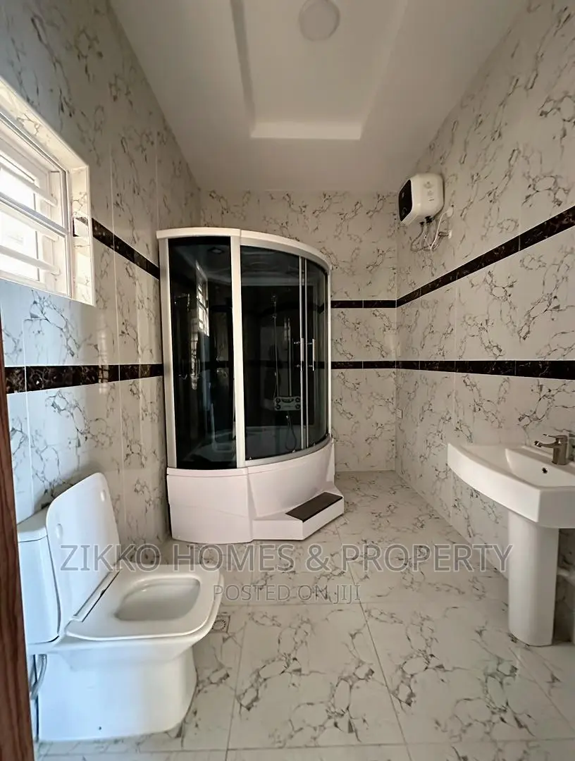 6bdrm Duplex in Orchid Road, Chevron for sale
