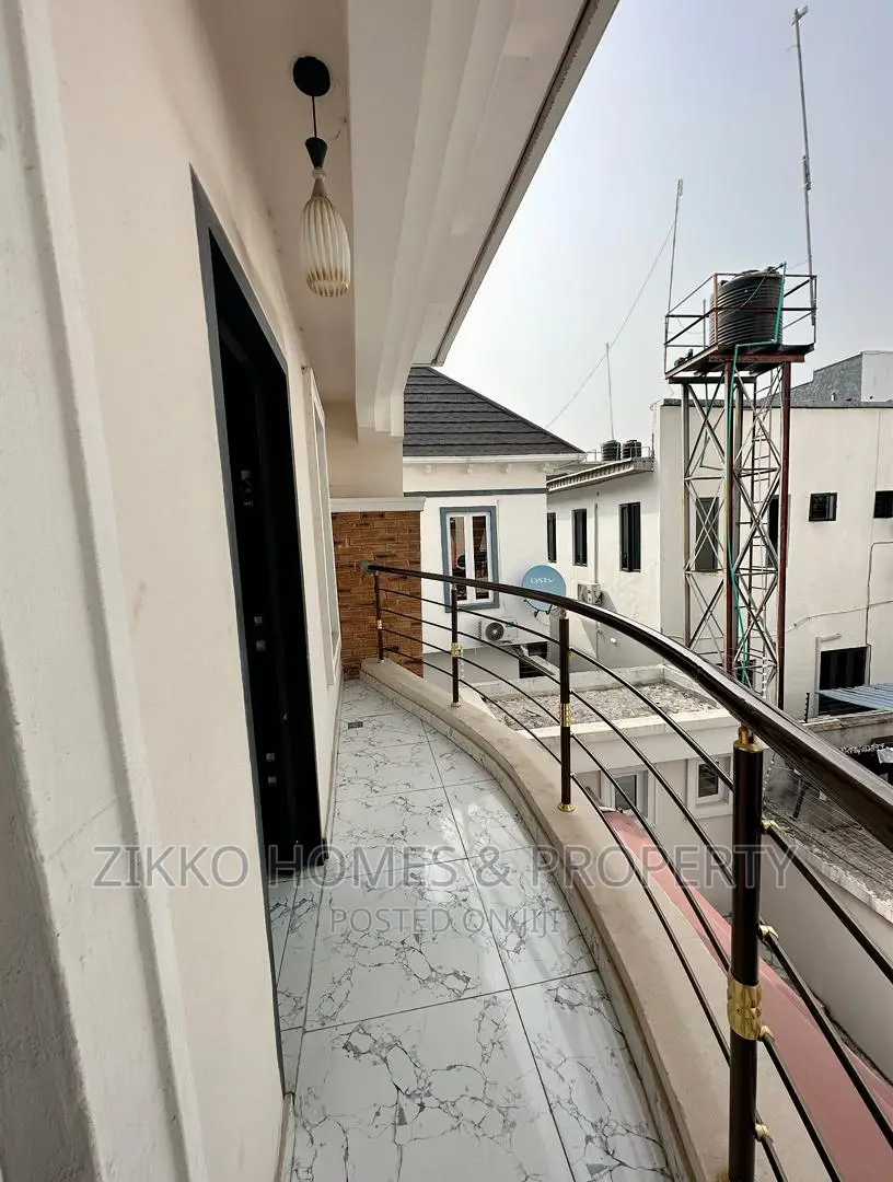 6bdrm Duplex in Orchid Road, Chevron for sale