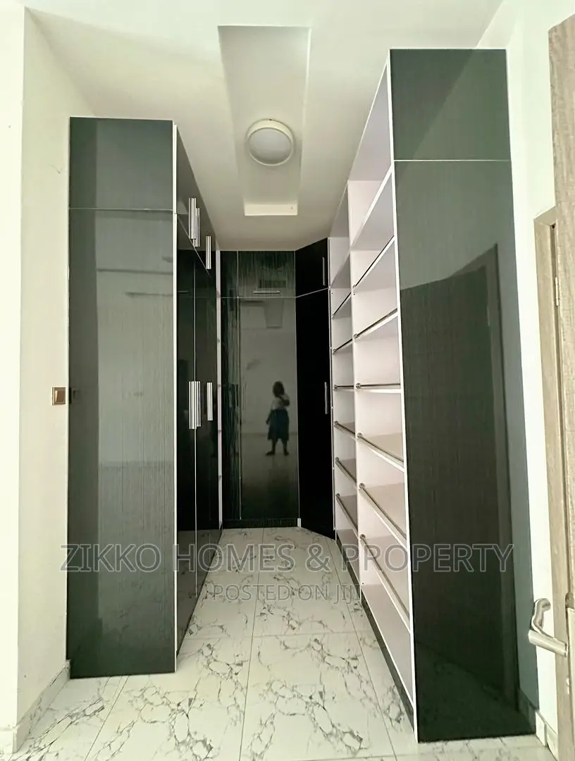 6bdrm Duplex in Orchid Road, Chevron for sale