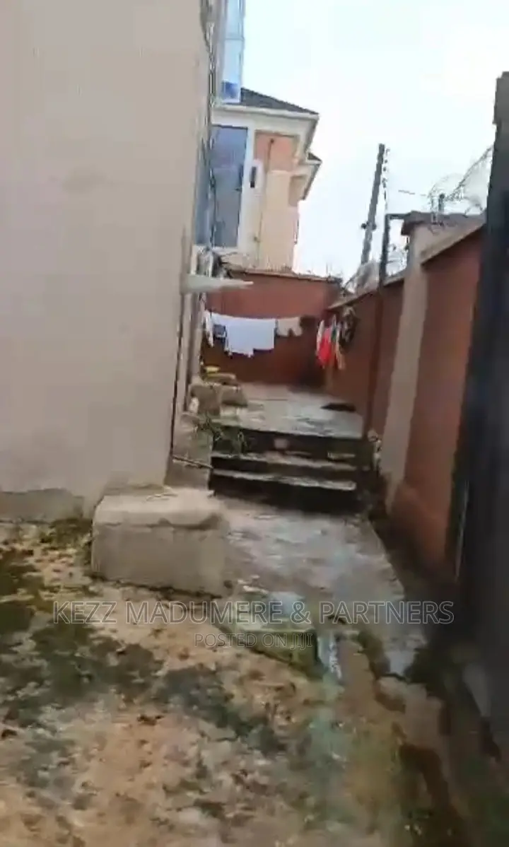 8bdrm Block of Flats in Amenyi, Awka, for sale