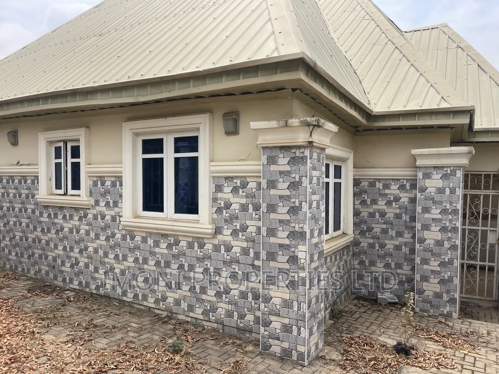 3bdrm Bungalow in Dutse Obasajo Road for rent
