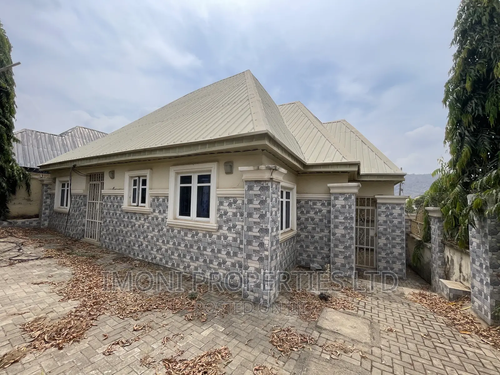 3bdrm Bungalow in Dutse Obasajo Road for rent