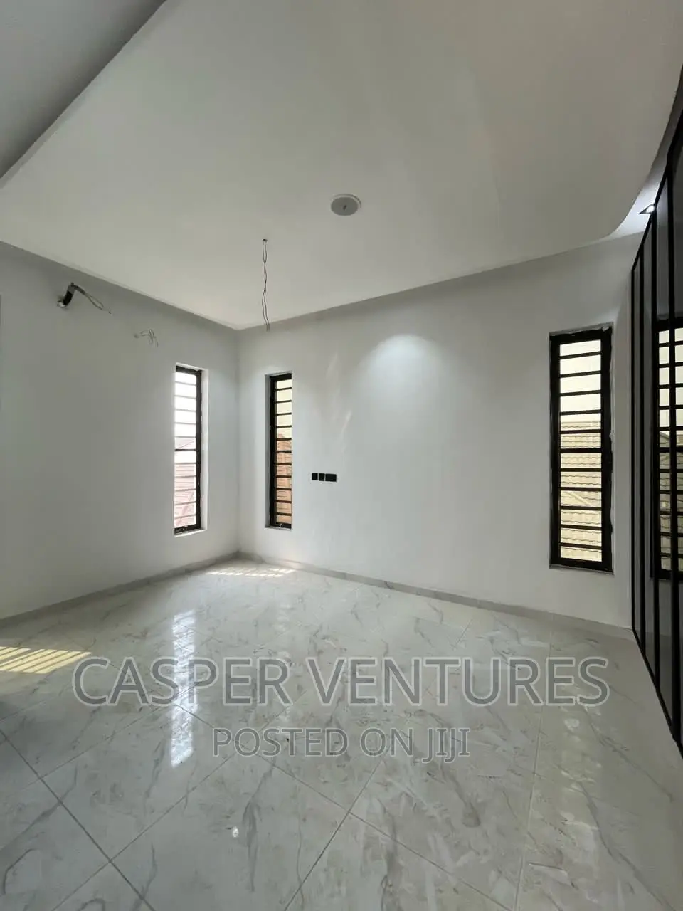 6bdrm Duplex in Chevron for sale