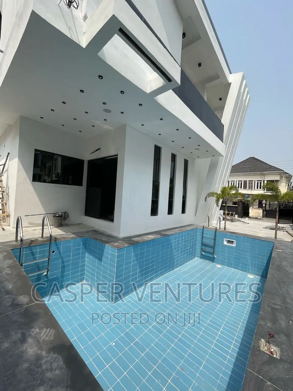 6bdrm Duplex in Chevron for sale