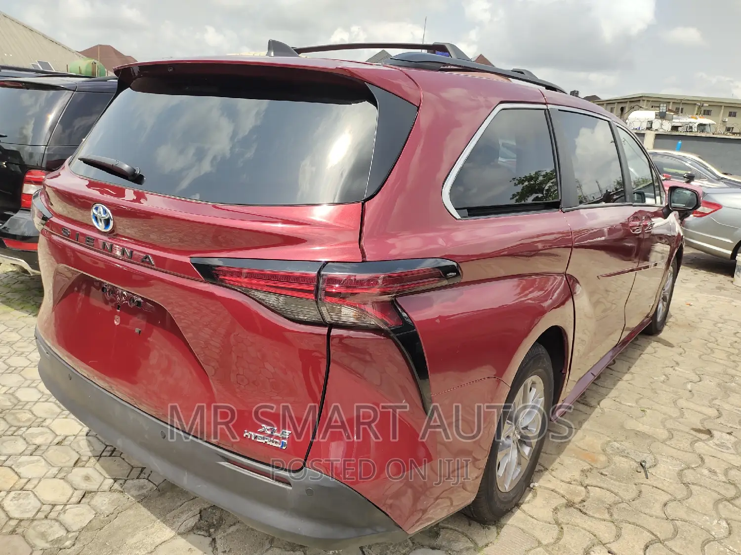 Toyota Sienna XLE 2022 Red