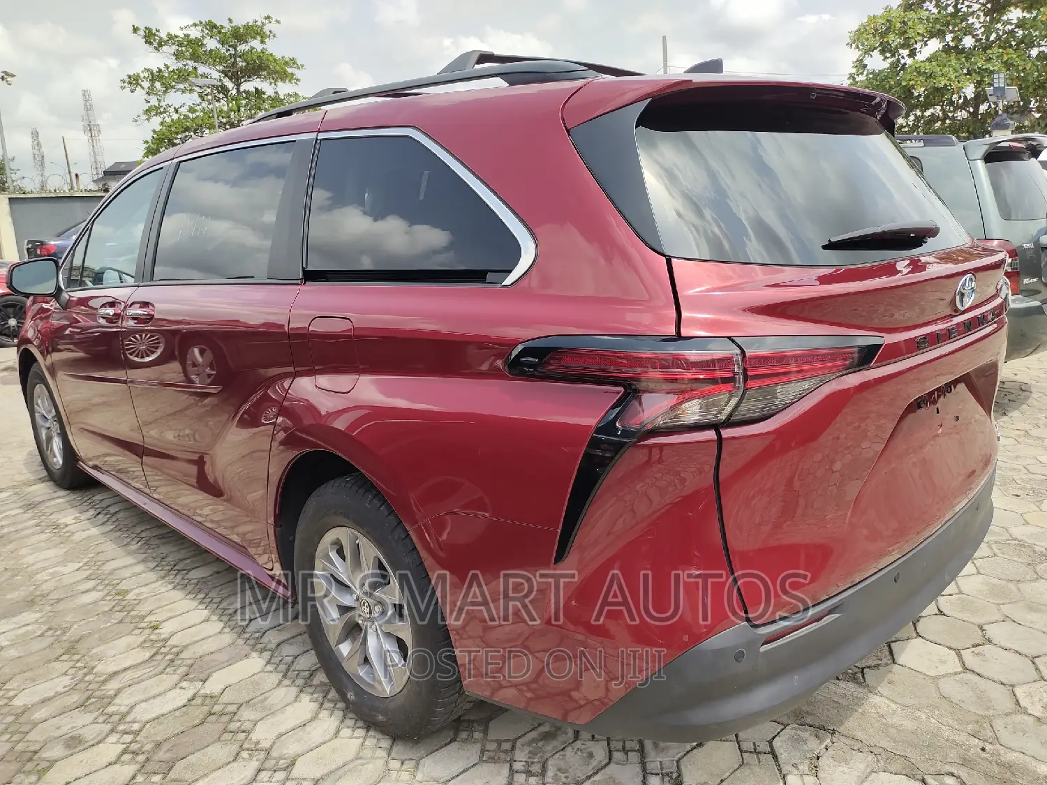 Toyota Sienna XLE 2022 Red