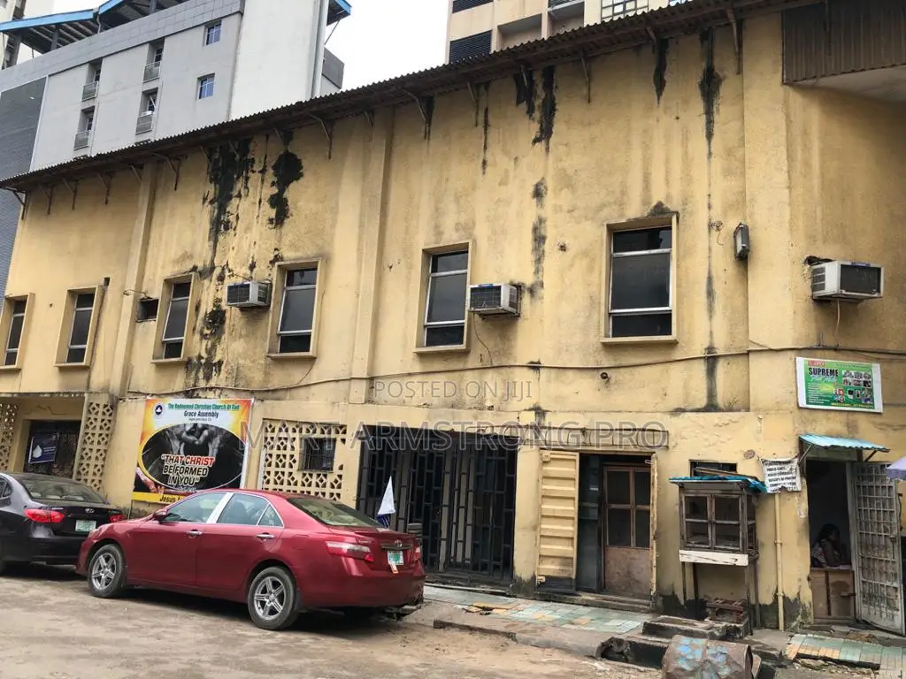 Commercial Plaza on About 900sqm Corner Piece