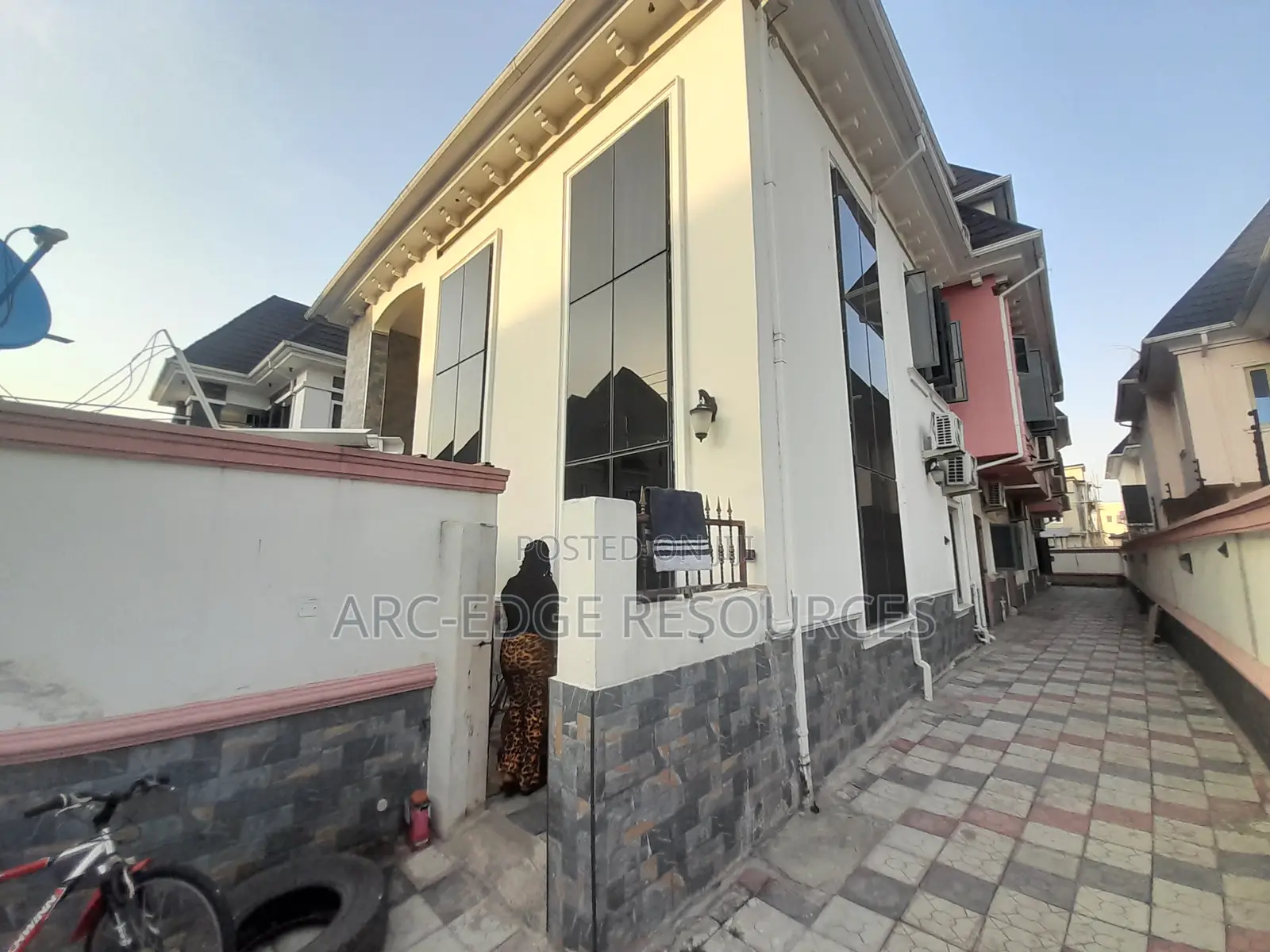 6bdrm Duplex in Ago Palace for sale