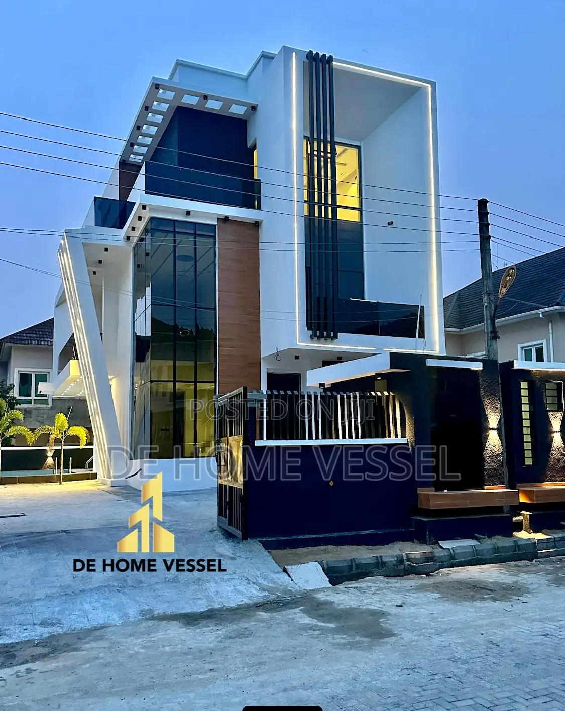 6bdrm Duplex in Chevron for sale