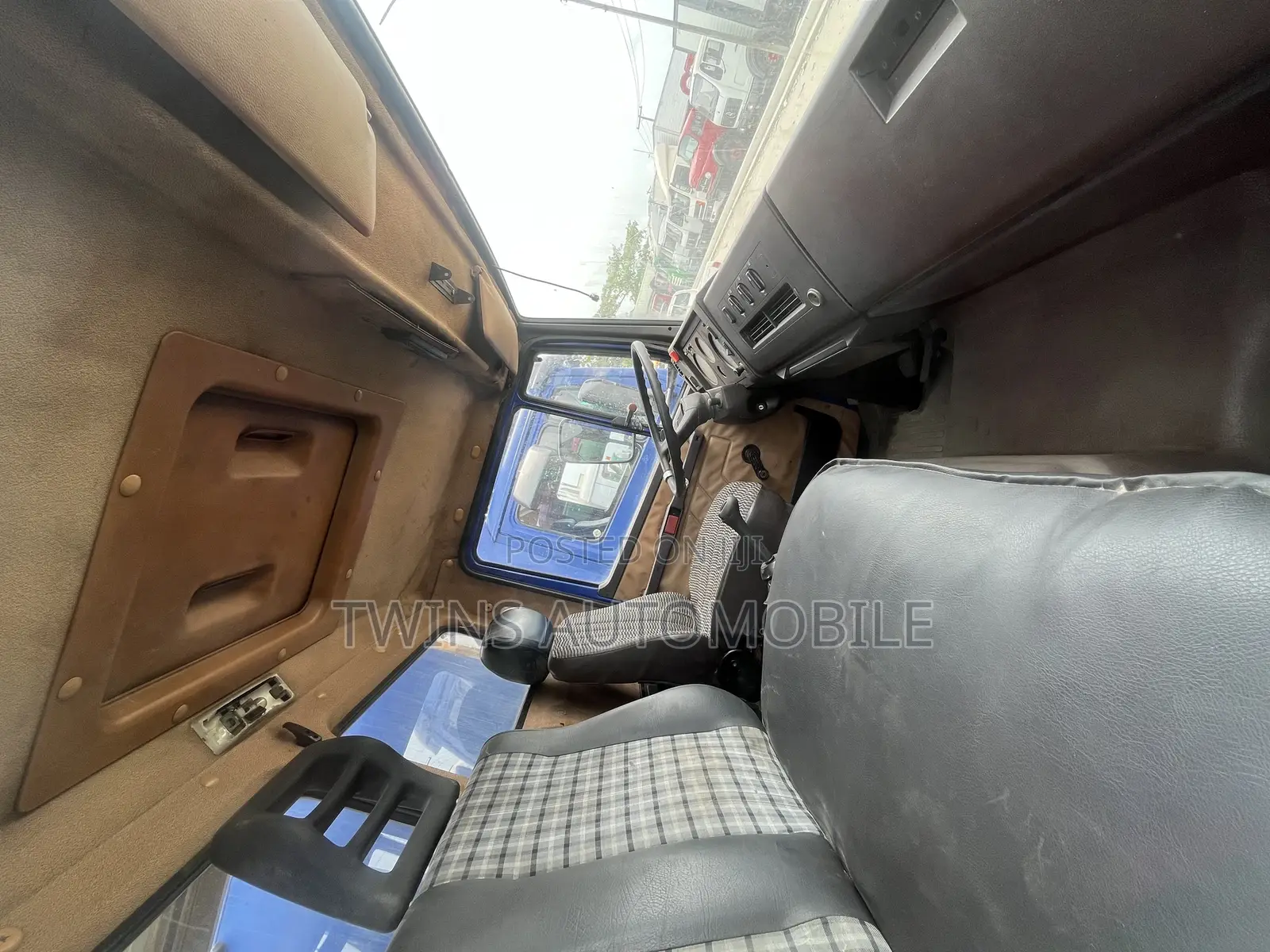 Mercedes-Benz 814 Follow Come Bucket