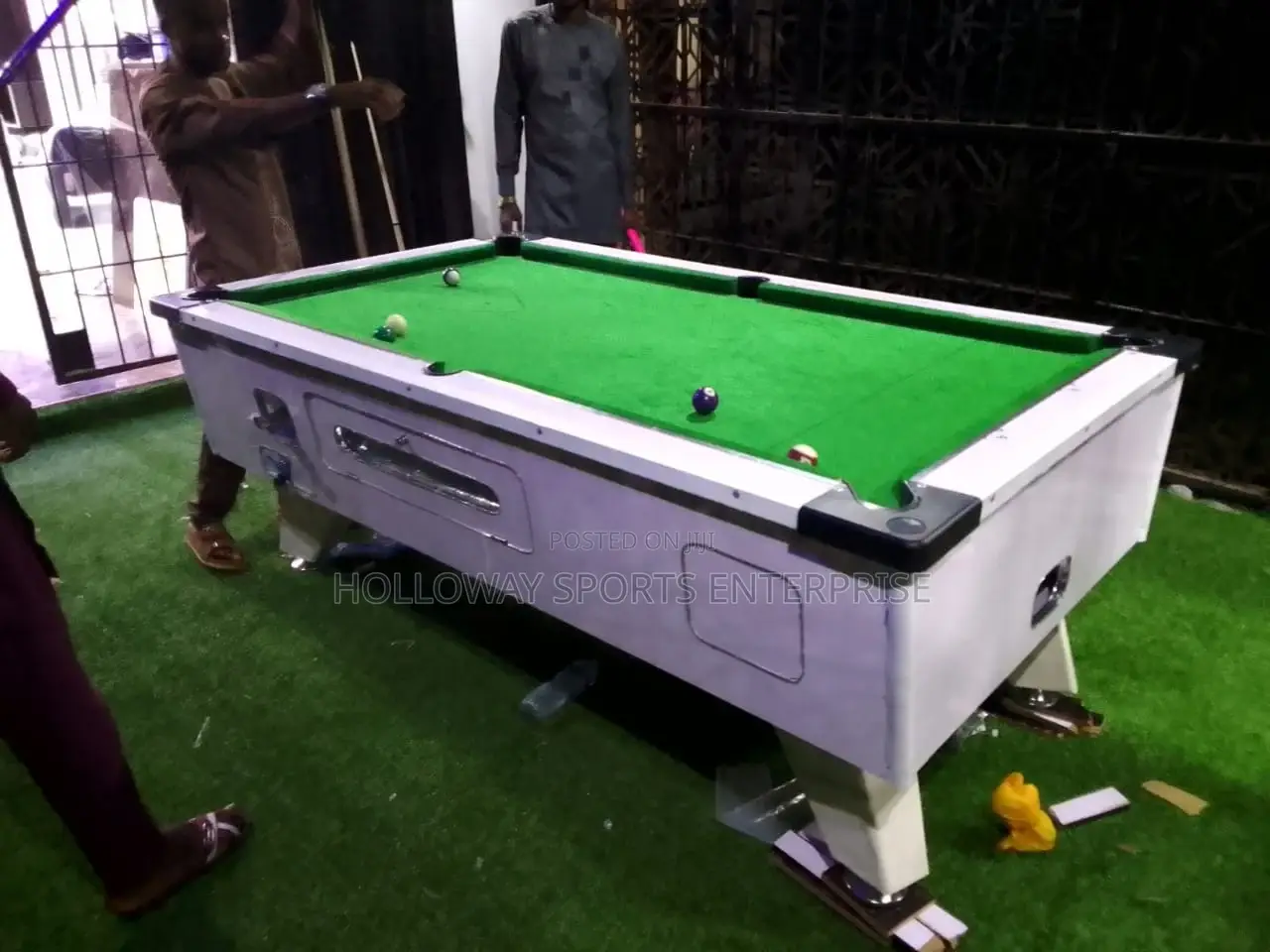 White Gloss Marble And Coin Snooker