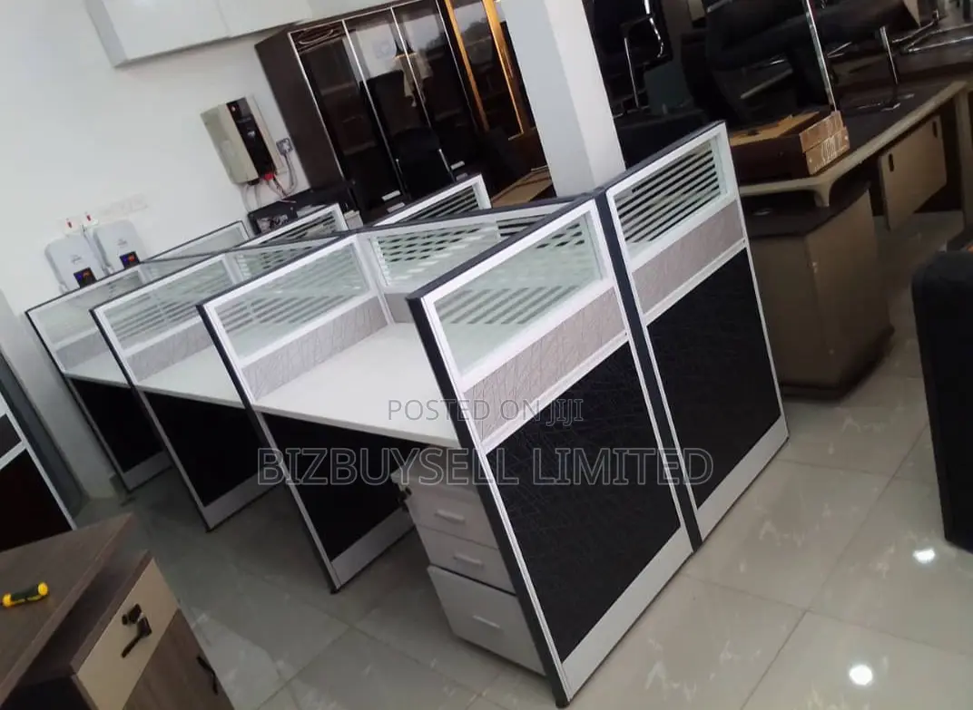 6 Seaters Workstation With Mobile Drawers and Keys Look.