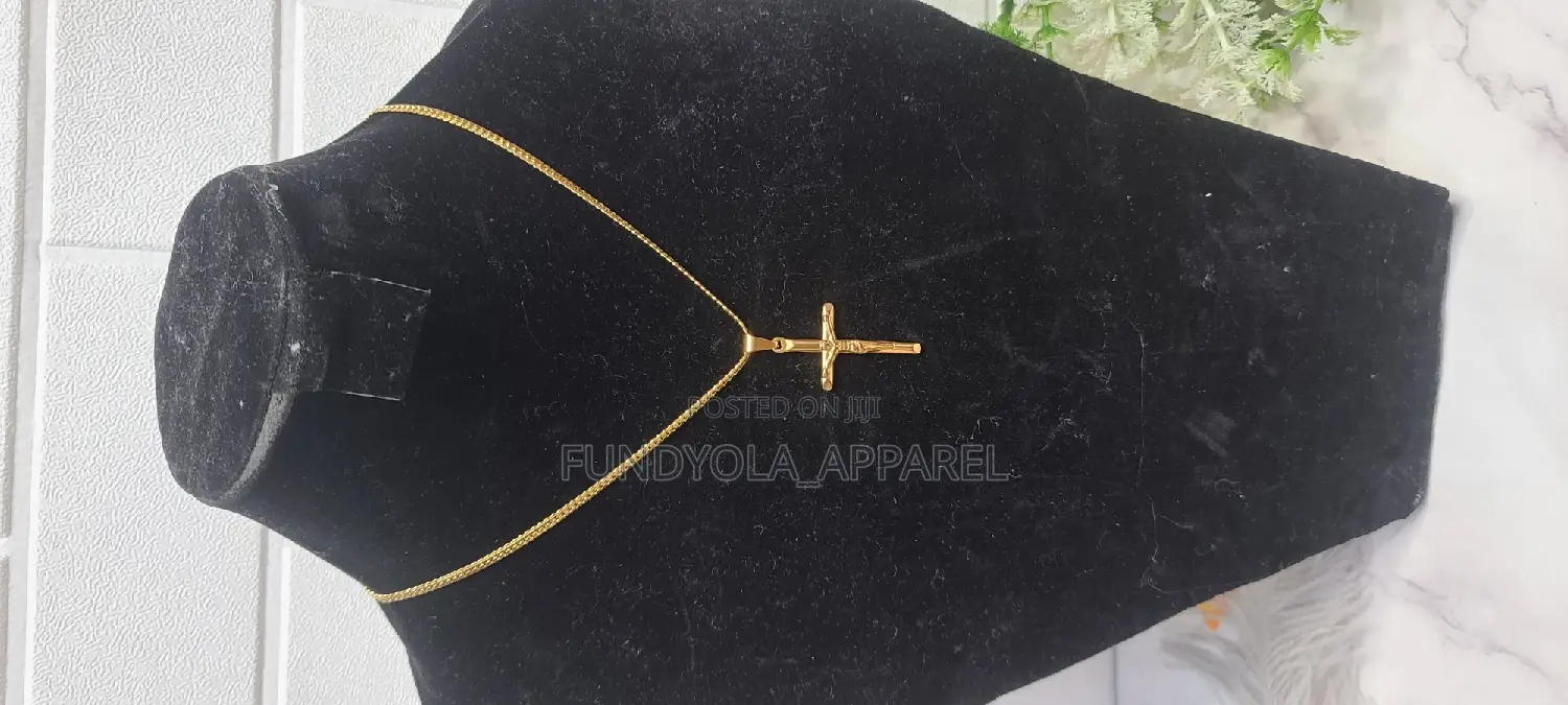 Pearl Steel Gold Short Chain and Pendant