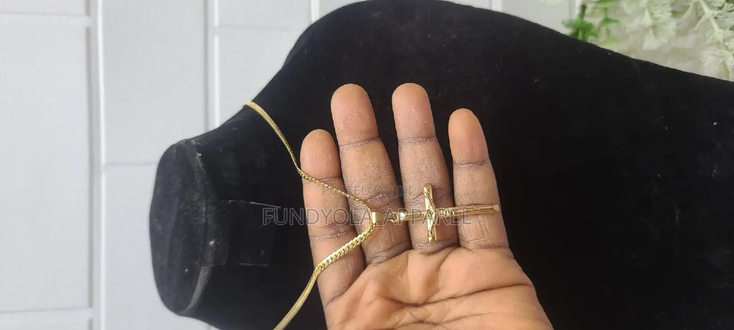 Pearl Steel Gold Short Chain and Pendant