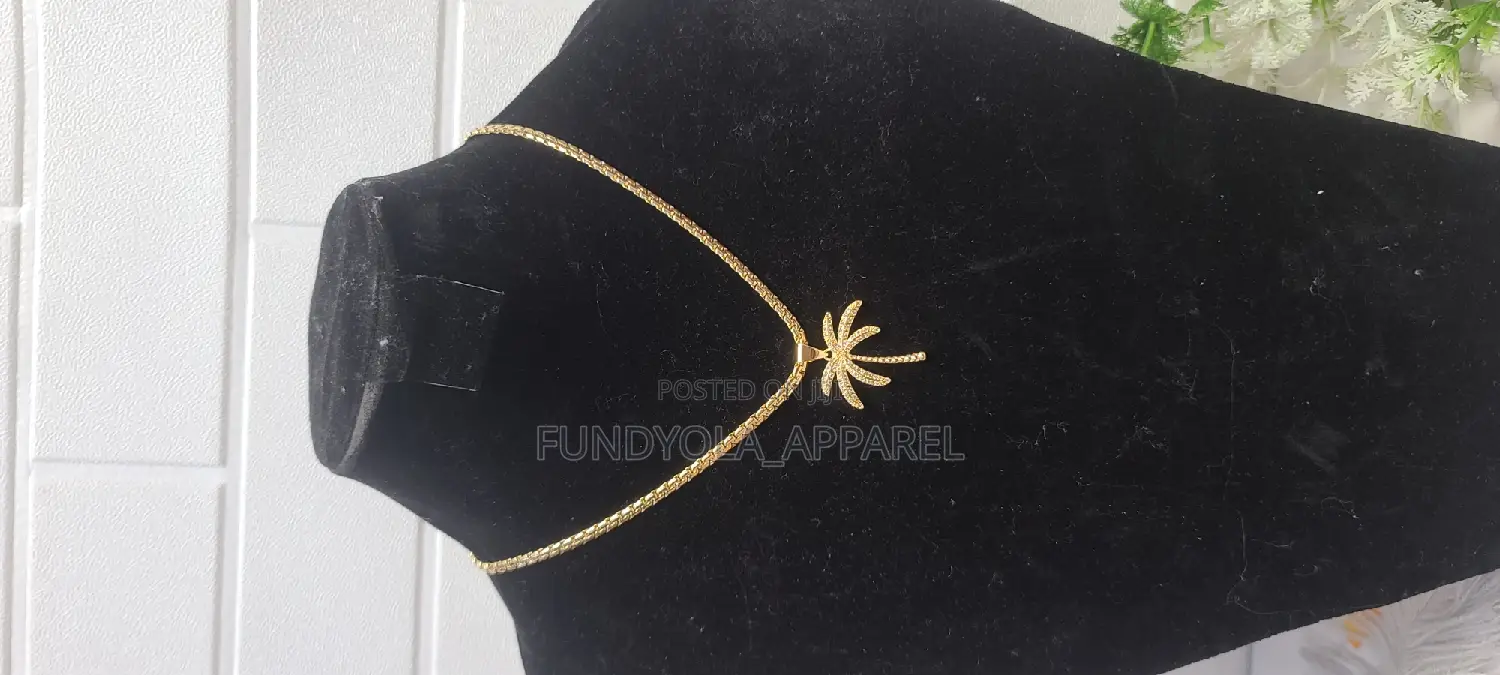 Pearl Steel Gold Short Chain and Pendant