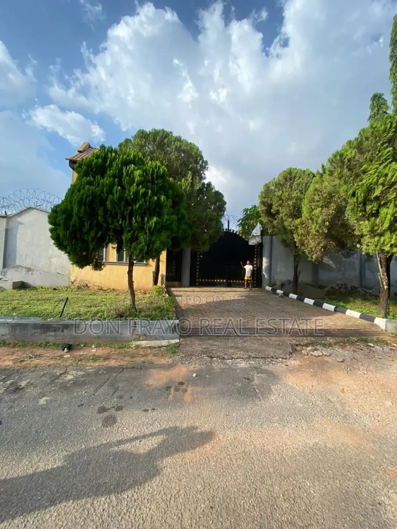 11bdrm Duplex in Onireke Gra, Jericho for sale