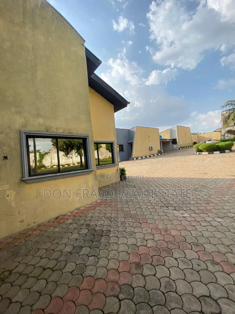 11bdrm Duplex in Onireke Gra, Jericho for sale