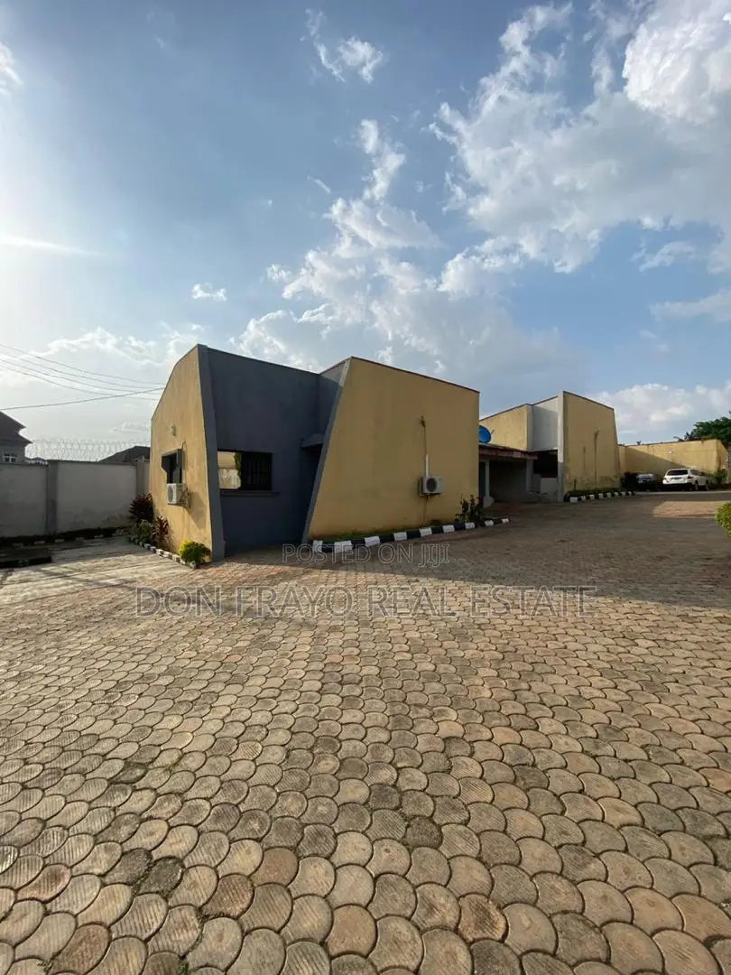 11bdrm Duplex in Onireke Gra, Jericho for sale