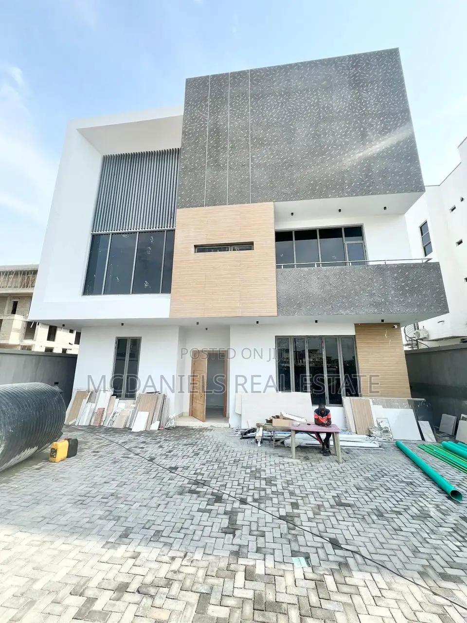 5bdrm Duplex in Banana Island for sale