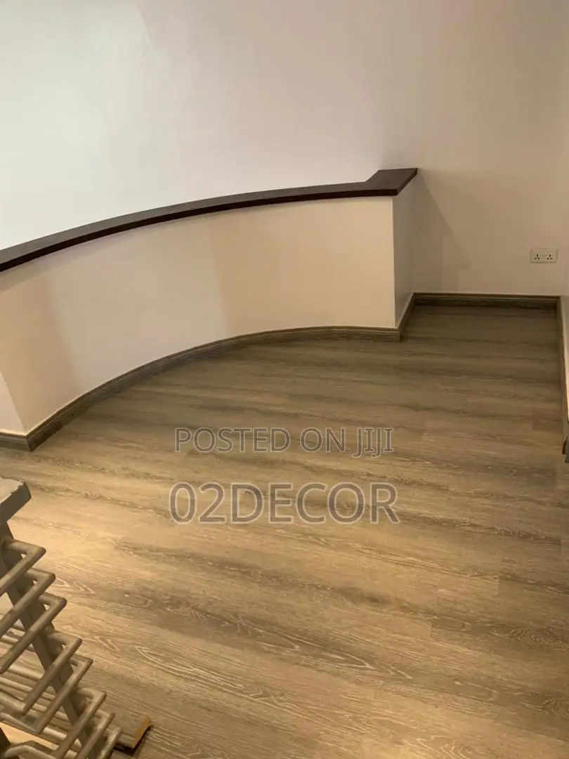 8mm Wooden Laminated Floor (We Sell Per Sqm)