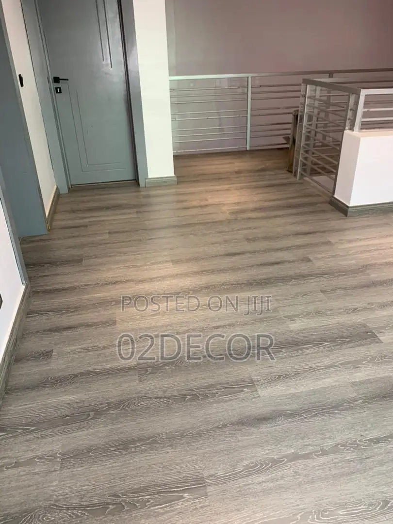 8mm Wooden Laminated Floor (We Sell Per Sqm)