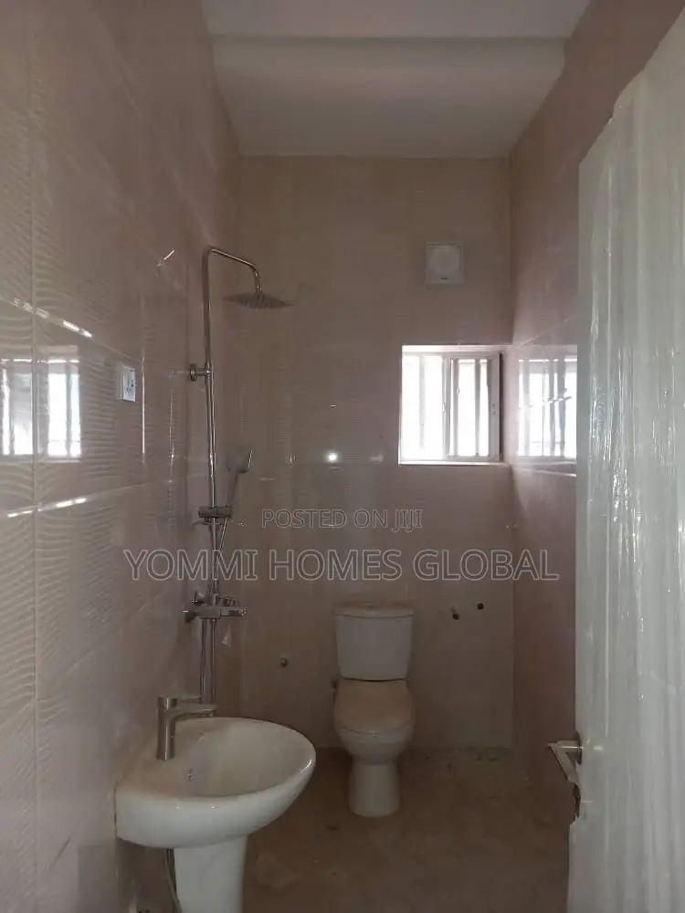 3bdrm Block of Flats in Modern Shelter, Life Camp for rent