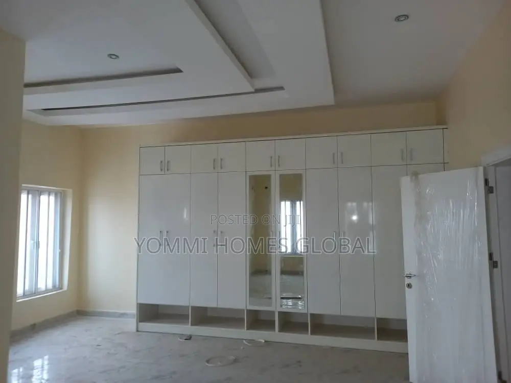 3bdrm Block of Flats in Modern Shelter, Life Camp for rent